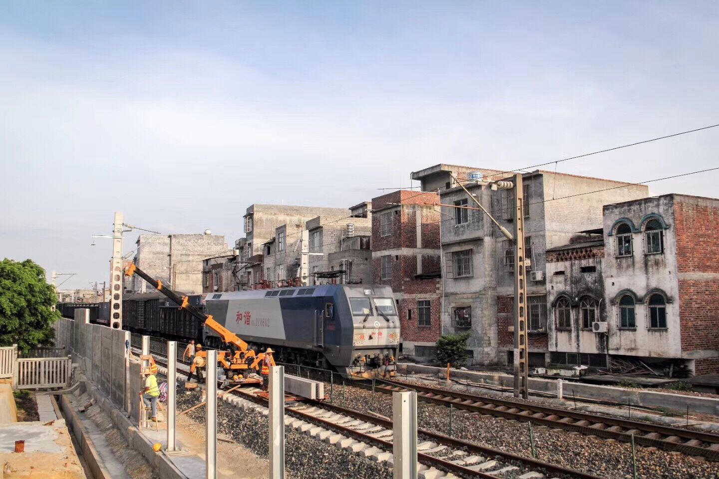 1507871262814792.jpg 履帶式起重機(jī)的工作現(xiàn)場(chǎng)